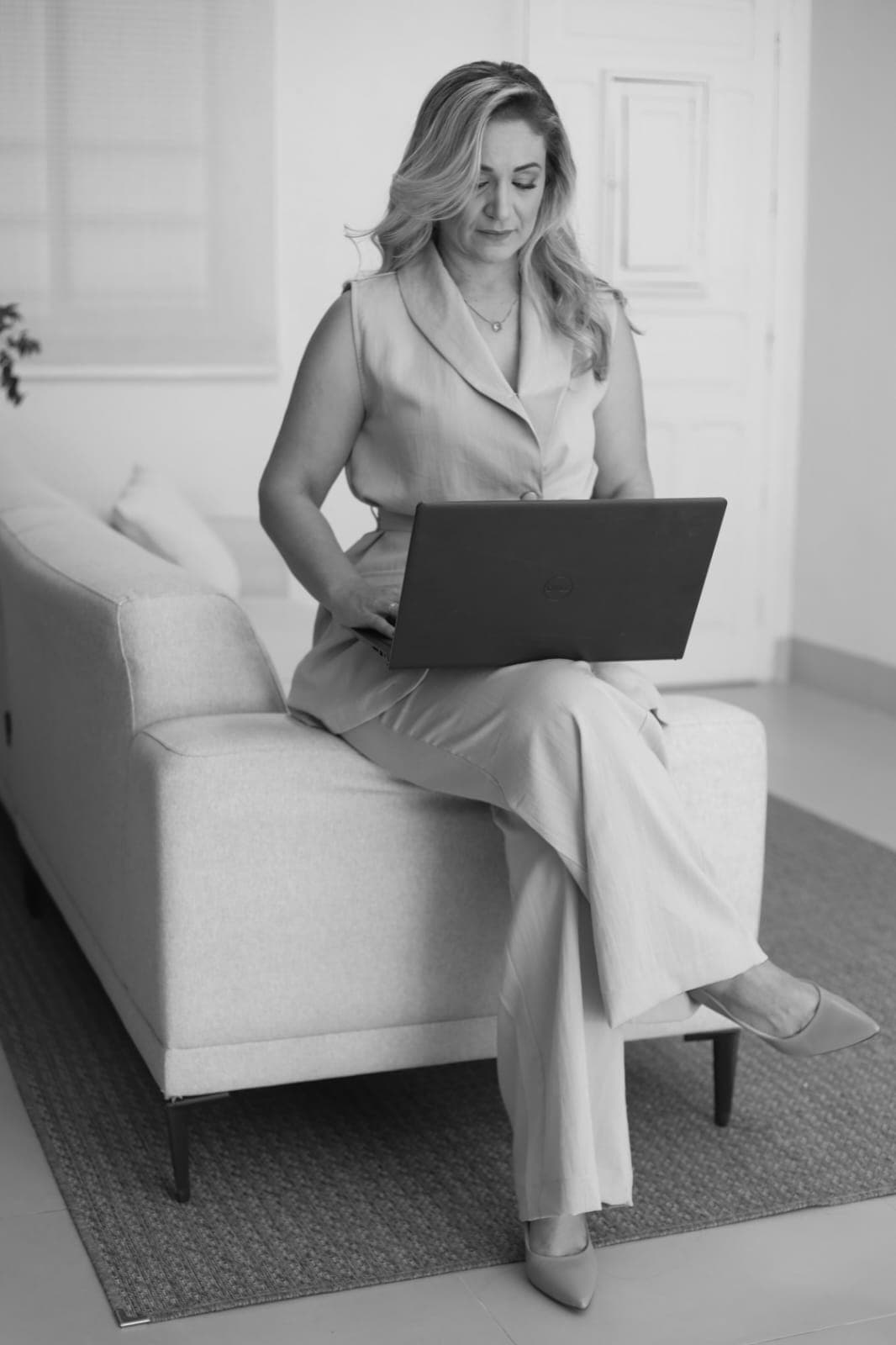 Dra. Thallyta Lemes, advogada especializada em Compliance e Direito Digital, em seu escritório profissional demonstrando expertise em tecnologia jurídica